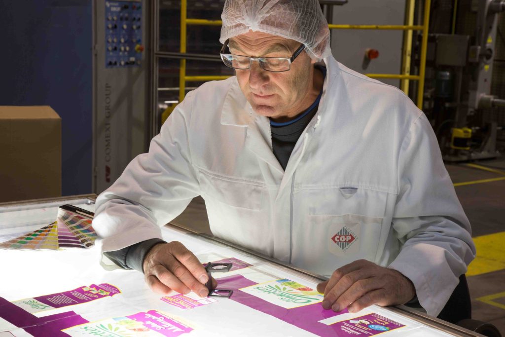 Expert regardant du papier imprimé